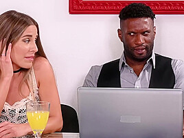 Trixy thanks the photographer in her own way… – Jacquie et Michel TV